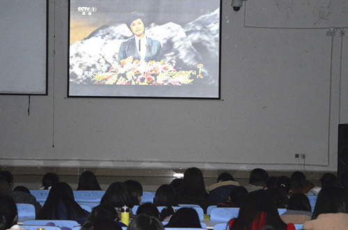 bevictor伟德组织学生观看2015年《感动中国》颁奖晚会