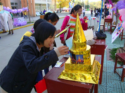 bevictor伟德举行“环球之旅”主题特色风情展喜迎女生月